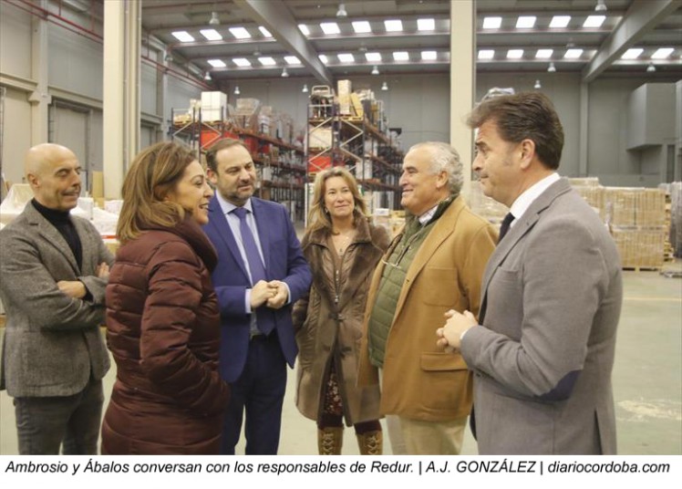 Isabel Ambrosio, alcaldesa de Córdoba, visita las instalaciones de Redur en la ciudad