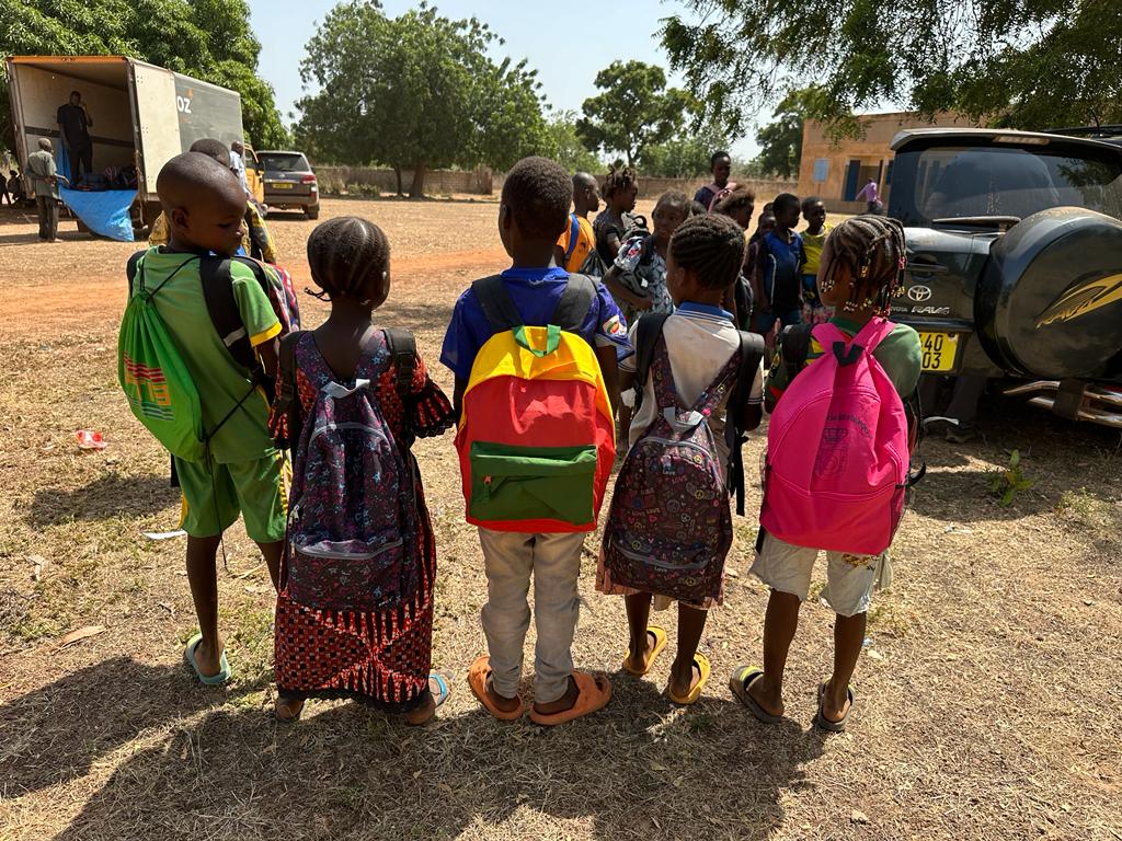 Redur colabora un año más con la organización Policía Amigo para repartir material escolar en Mauritania